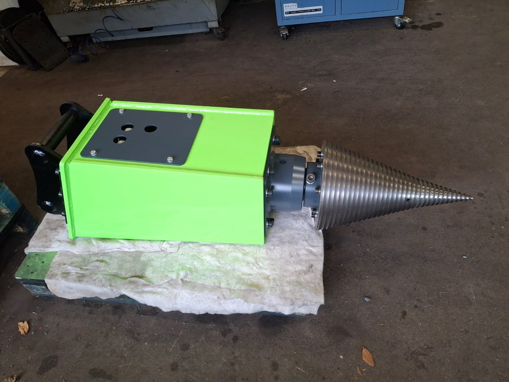 Model PRO4R 1,100 ccm (65kW) with reducer and piston hydraulic motor kegel ø350x600 mm