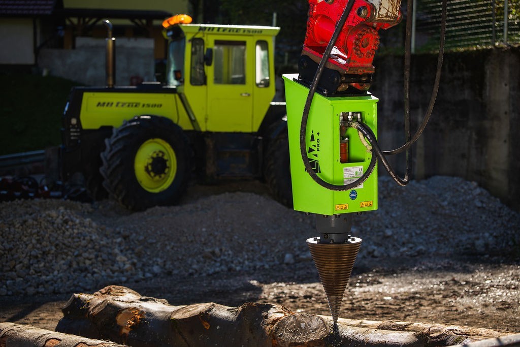 Model PRO4R 1,100 ccm (65kW) with reducer and piston hydraulic motor kegel ø350x600 mm